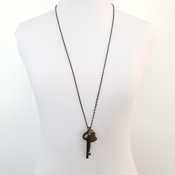 Good Works necklace antique brass - key + tassel + lock pendants layer necklace - Picture 3 of 16